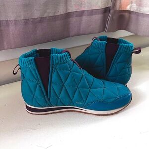 Blue/teal Teva ReEmber Women’s Mid Boots sz 9